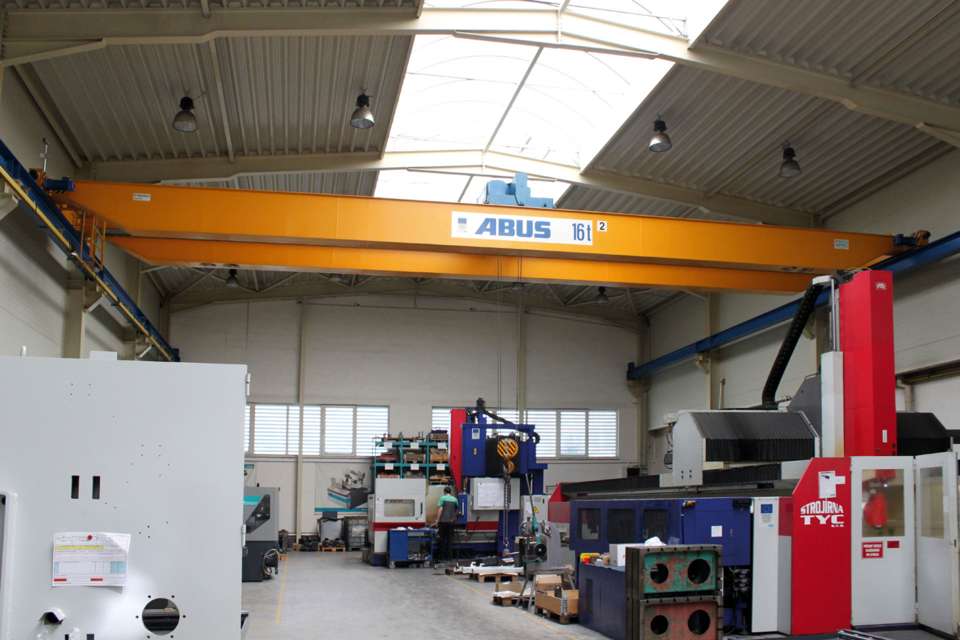 捷克共和国金属锯制造商PEGAS GONDA公司的一系列安博起重机