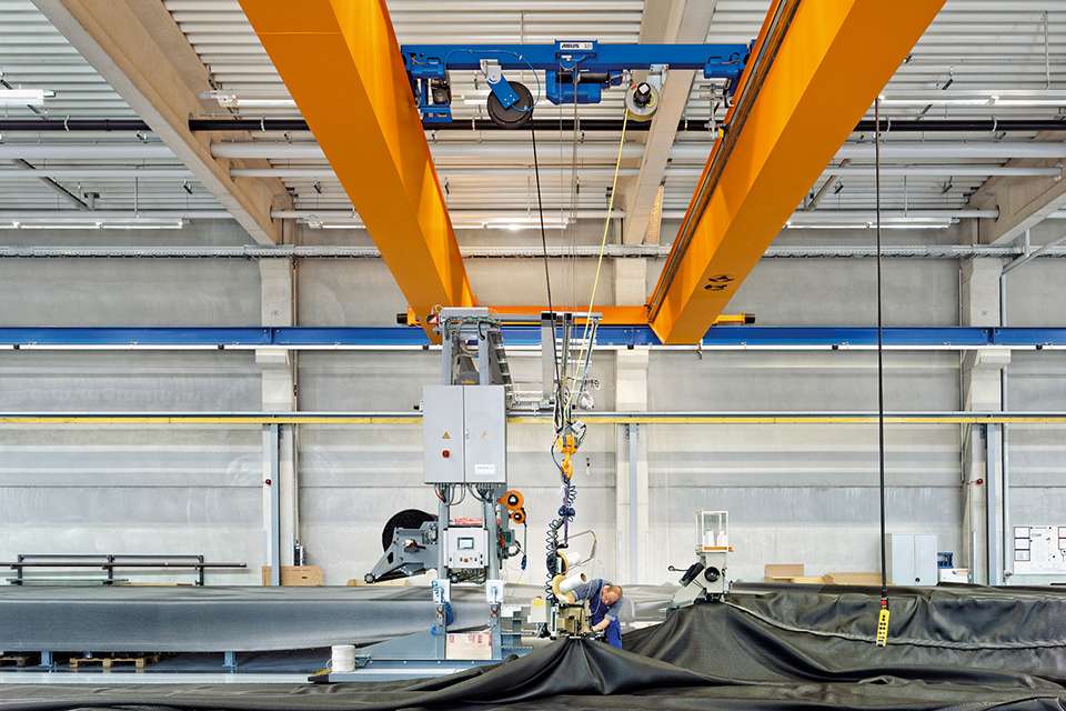 应用在德国HUESKER公司（土工和产业用纺织品专家）的安博桥式起重机