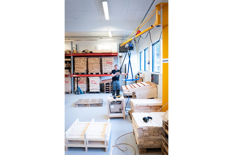 小小起重机，大大影响力：安博旋臂起重机在挪威的弱势人群工作站