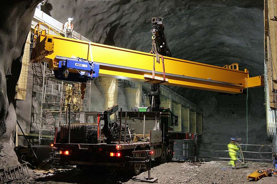 挪威电力供应公司巨大的安博桥式起重机