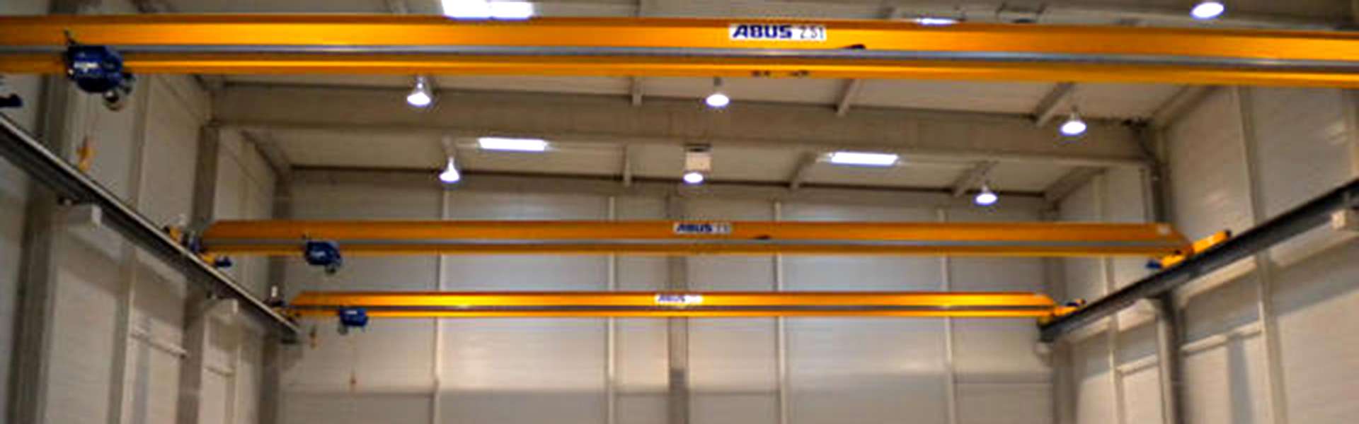 铝型材工厂中的八台安博桥式起重机