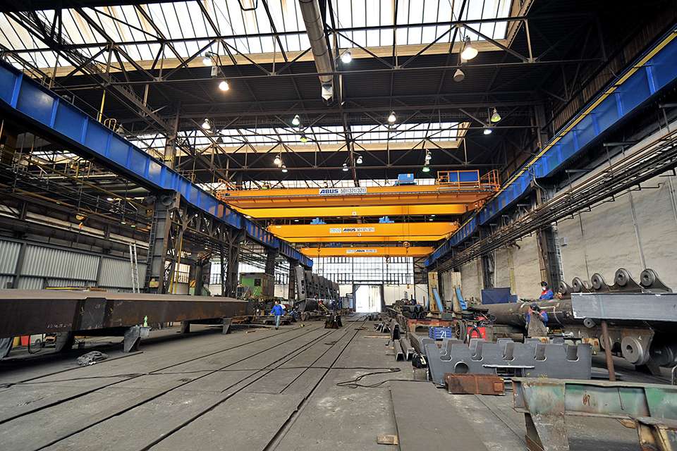 捷克共和国钢铁结构工厂的三台桥式起重机
