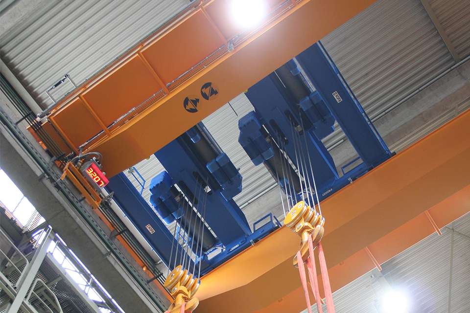 安博带两台电动葫芦的双梁桥式起重机ZLK型，应用在泵制造商KSB公司 