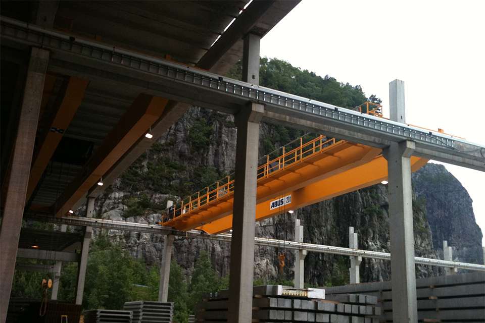 挪威生产混凝土部件工厂中的安博桥式起重机